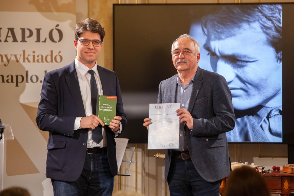 Zsiga Kristóf szerkesztő, a Magyar Napló Kiadó vezetője és Kocsis Csaba író, a kiadó díjazottja